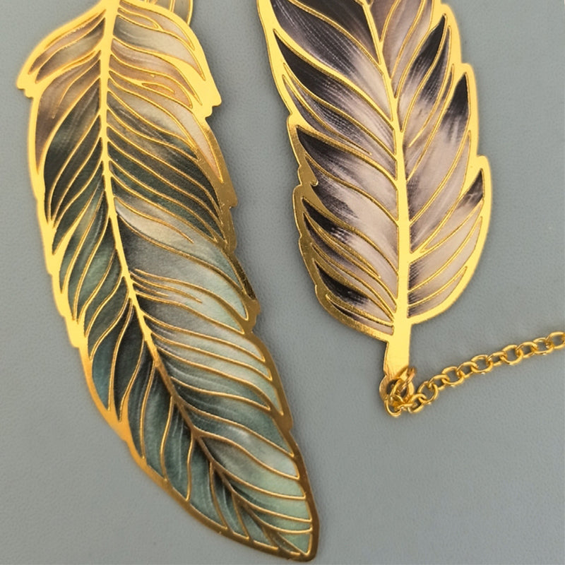 Elegant Feather Metal Bookmark – Perfect Gift for Book Lovers & New Year