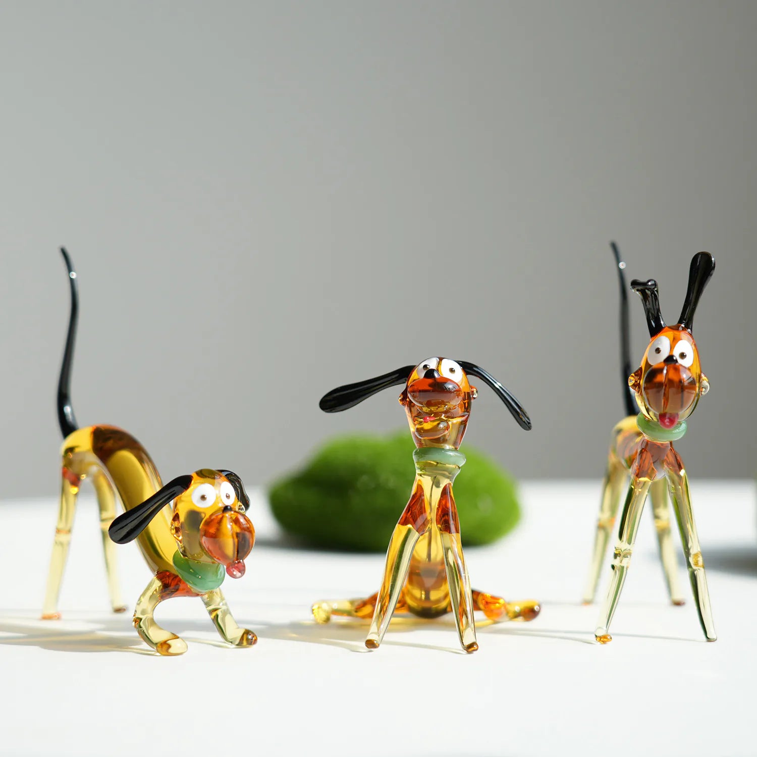 Miniatur-Hundefigur aus Glas – Handgemachter gläserner Welpe, winziges süßes Schreibtischdekor als Geschenk