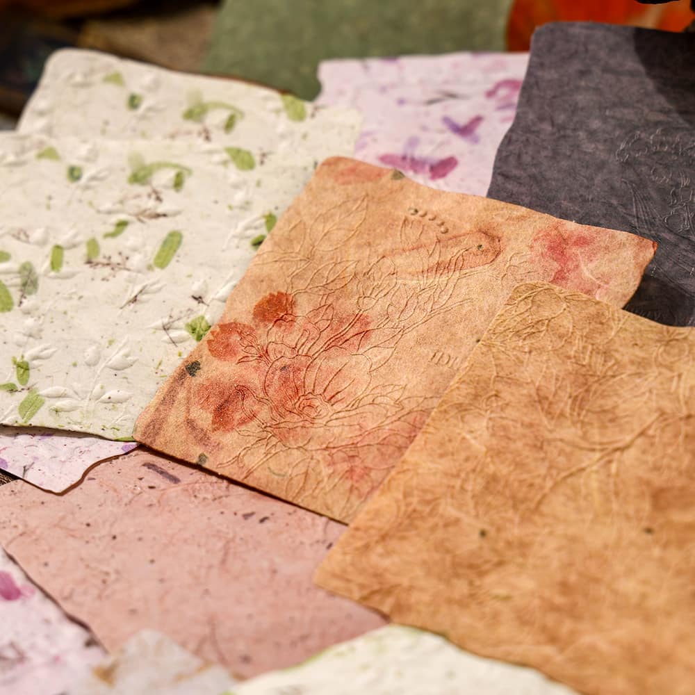 Papier texturé gaufré pour la fabrication de cartes de scrapbooking