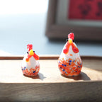 Lot de figurines miniatures artisanales en verre – Coqs dodus (lot de 2)