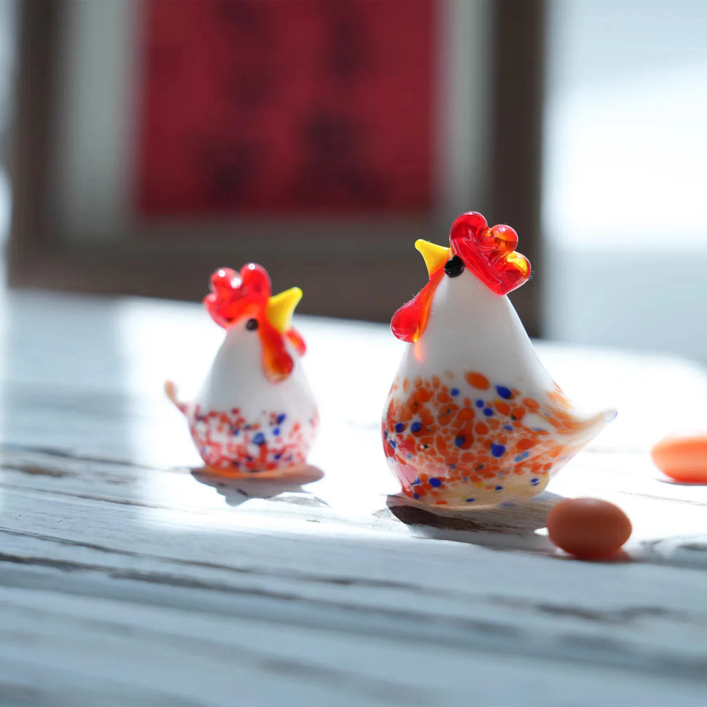 Lot de figurines miniatures artisanales en verre – Coqs dodus (lot de 2)