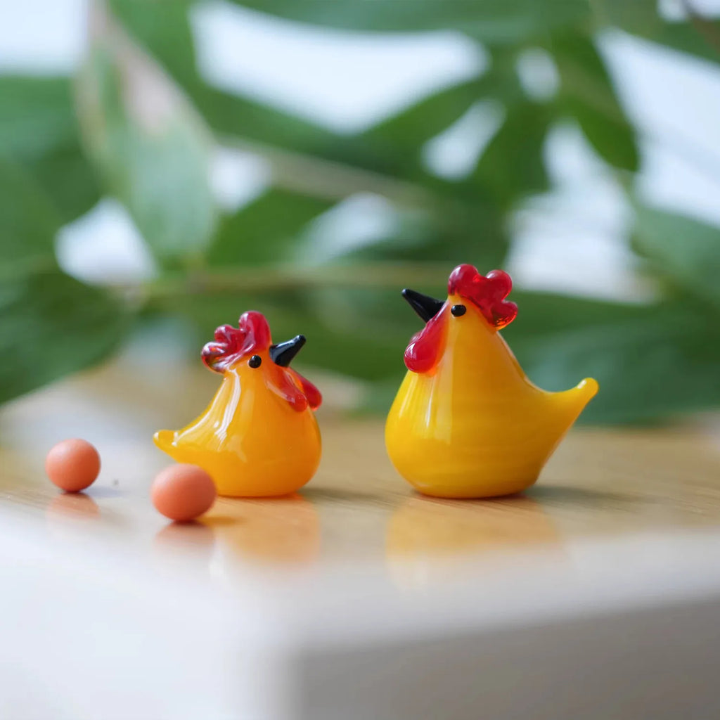 Lot de figurines miniatures artisanales en verre – Coqs dodus (lot de 2)