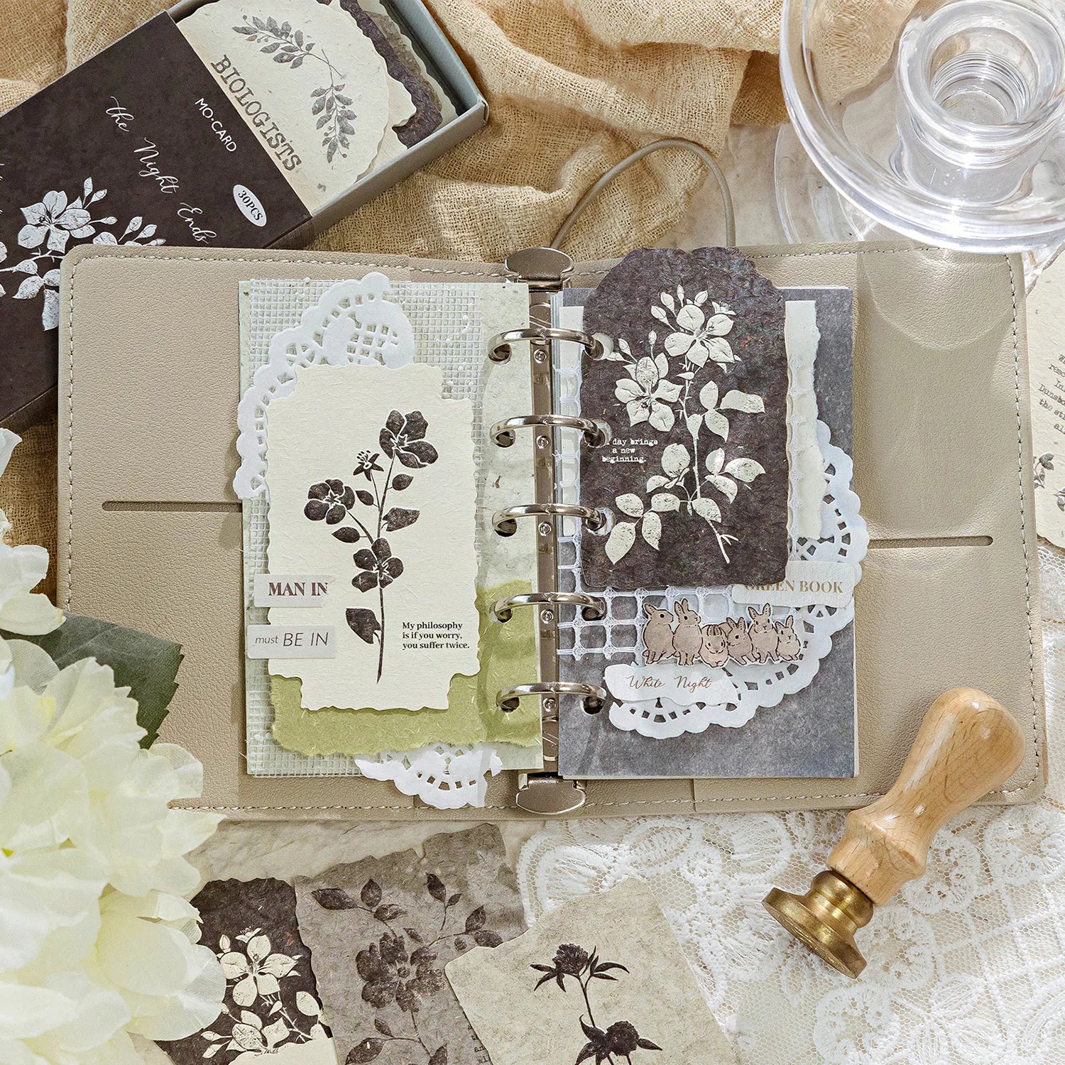 Papier scrapbooking vintage clair à motif floral gaufré | Éphémères pour journal intime
