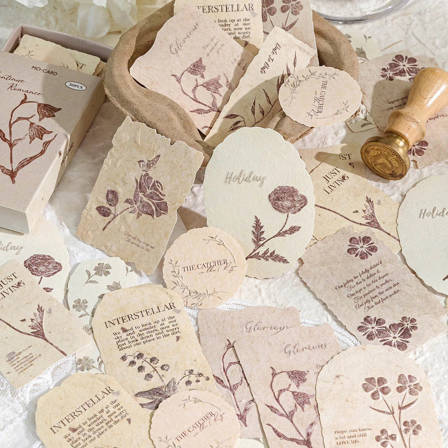 Papier scrapbooking vintage clair à motif floral gaufré | Éphémères pour journal intime