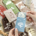 Papier scrapbooking vintage clair à motif floral gaufré | Éphémères pour journal intime