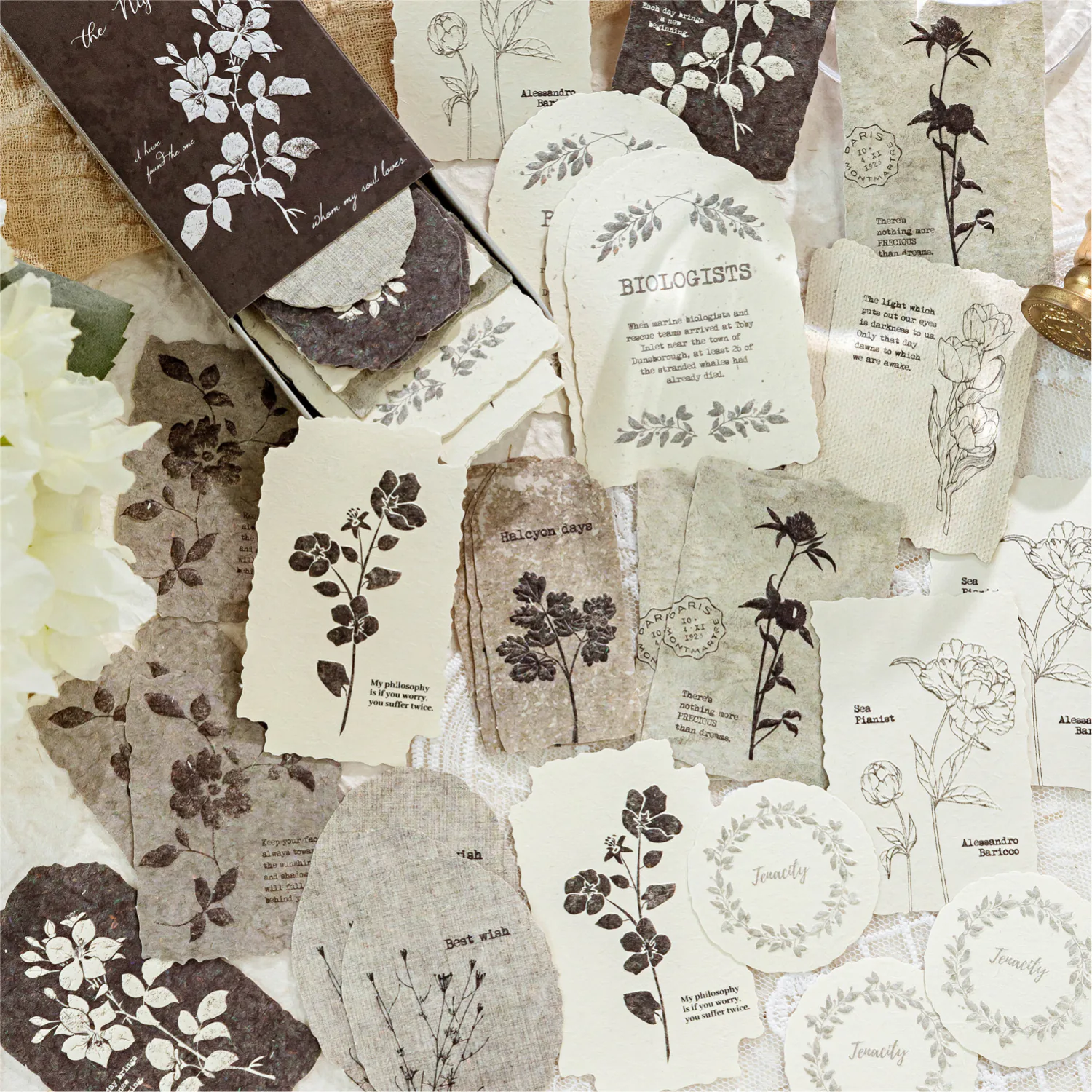 Papier scrapbooking vintage clair à motif floral gaufré | Éphémères pour journal intime