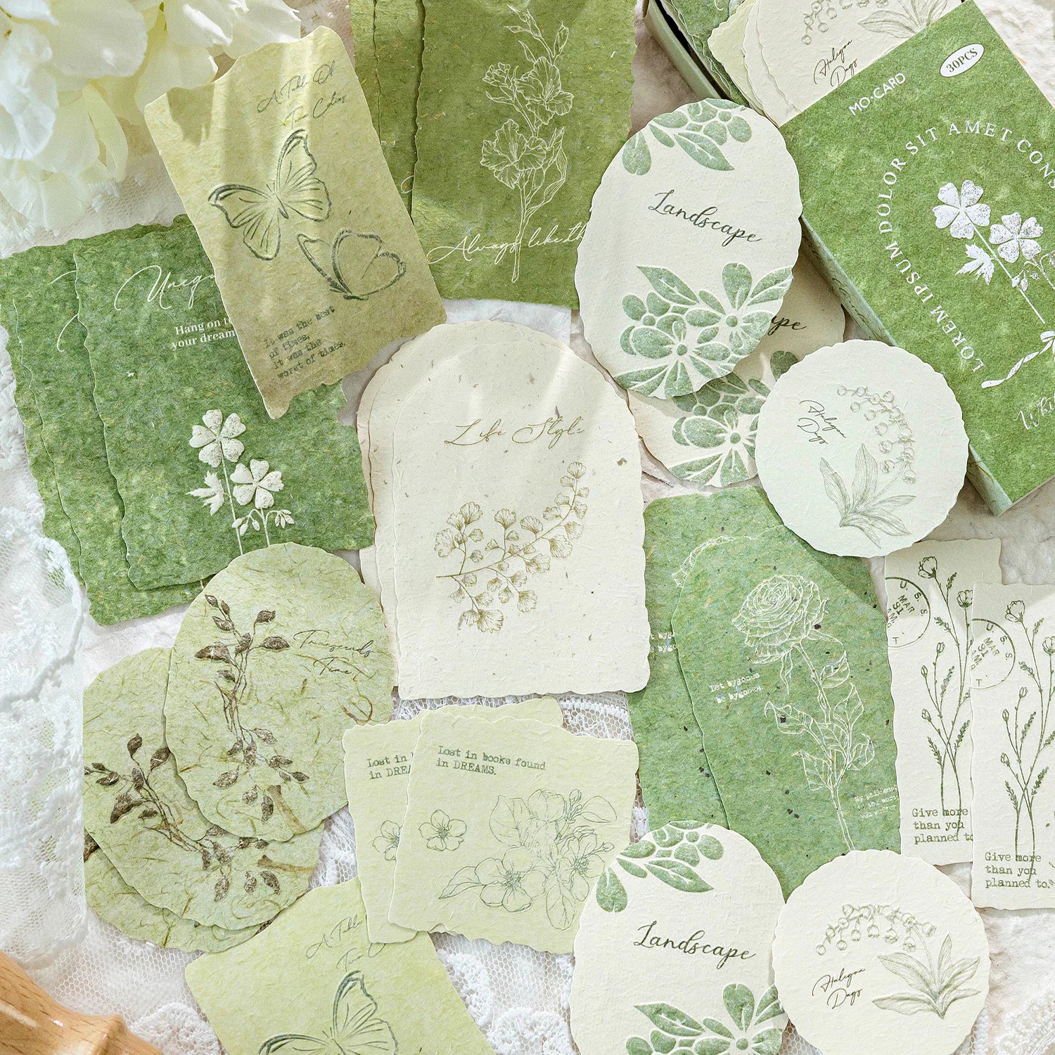 Papier scrapbooking vintage clair à motif floral gaufré | Éphémères pour journal intime