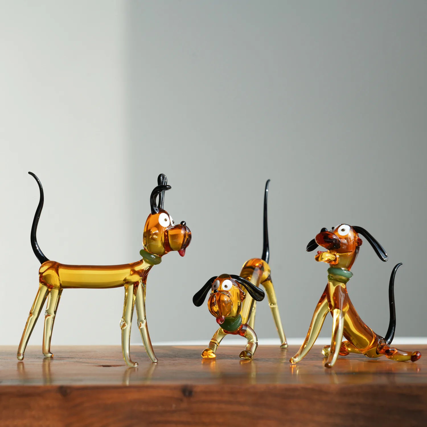 Miniatur-Hundefigur aus Glas – Handgemachter gläserner Welpe, winziges süßes Schreibtischdekor als Geschenk