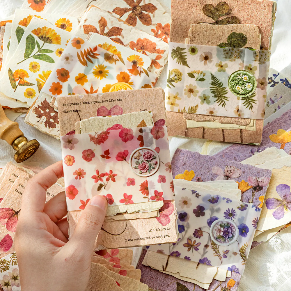 Papirpakke med pressede blomster (ephemera)