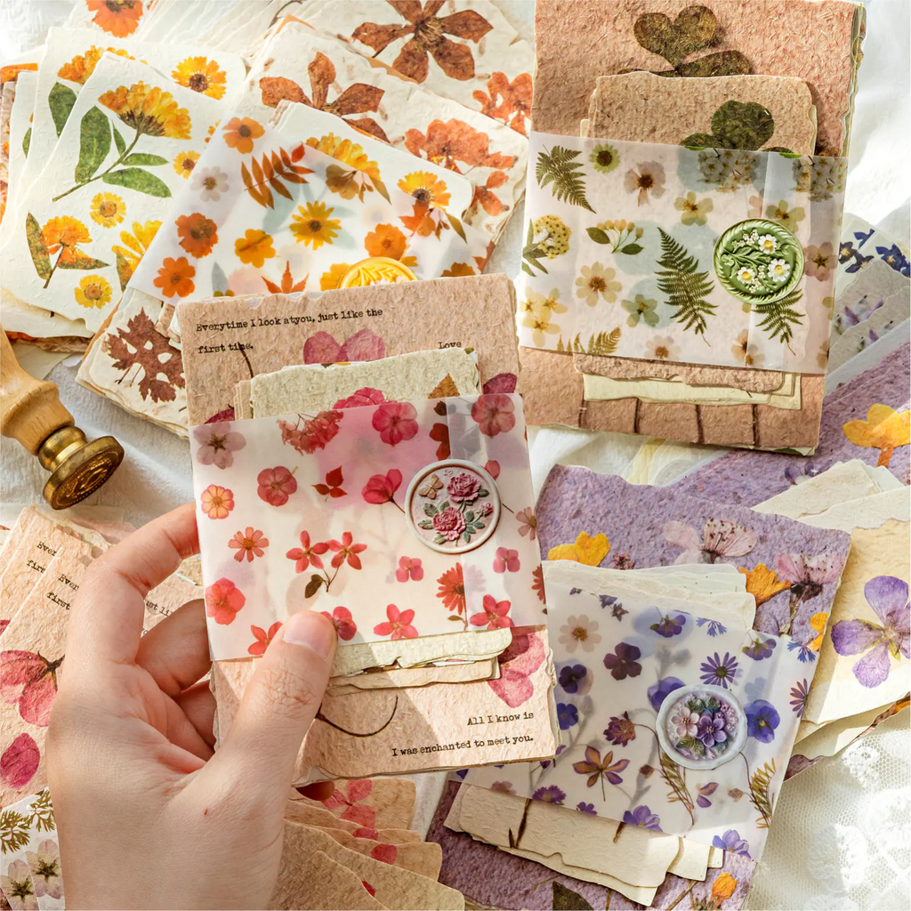 Papirpakke med pressede blomster (ephemera)