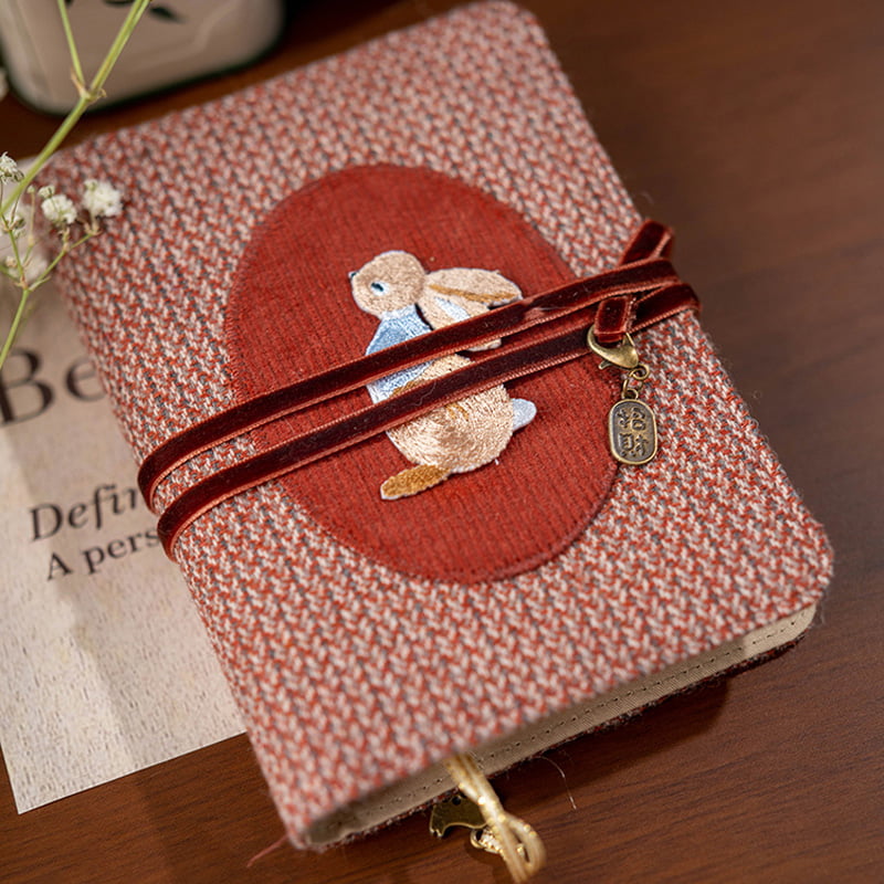 Carnet de notes rétro avec couverture en tissu et broderie faite à la main Motif lapin