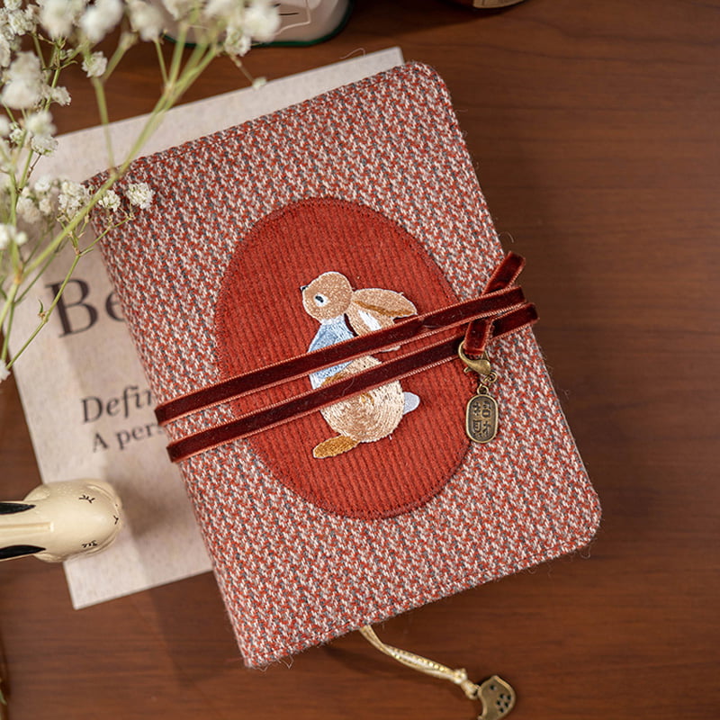Carnet de notes rétro avec couverture en tissu et broderie faite à la main Motif lapin