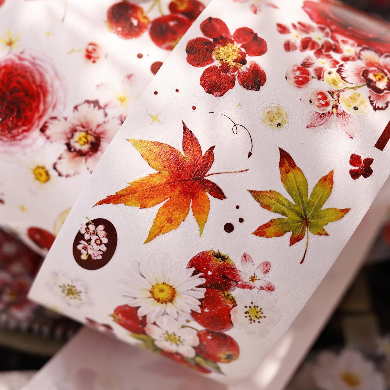 Ruban washi et PET découpé à motifs floraux rouges