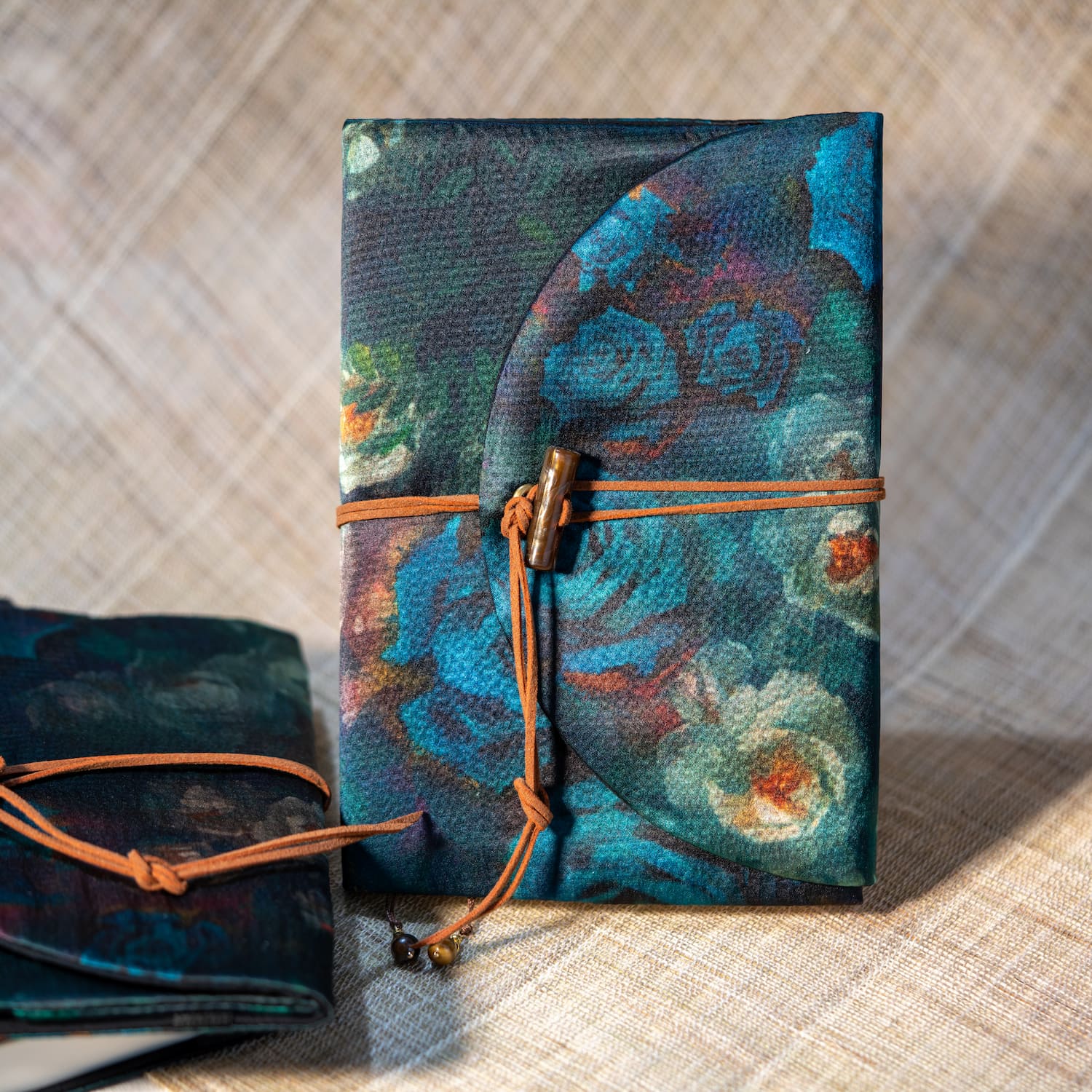 Seiden-Notizbuchhülle mit Blumenmuster – A5/A6 Notizbuch mit Rosendruck | Luxus handgefertigt