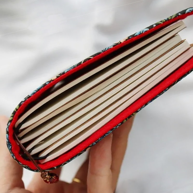 ストロベリー・スリーフ柄のファブリックジャーナルノート | バインダー＆リフィル式ダイアリー