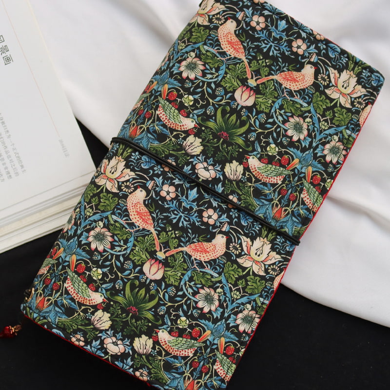 ストロベリー・スリーフ柄のファブリックジャーナルノート | バインダー＆リフィル式ダイアリー