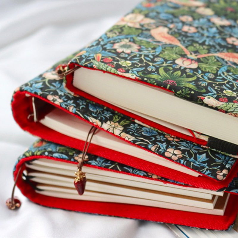 ストロベリー・スリーフ柄のファブリックジャーナルノート | バインダー＆リフィル式ダイアリー