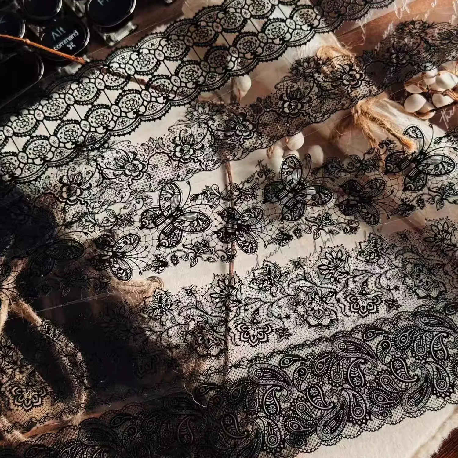 Ruban adhésif décoratif vintage en dentelle PET | Noir et blanc / Éphémères rétro pour journaling en dentelle